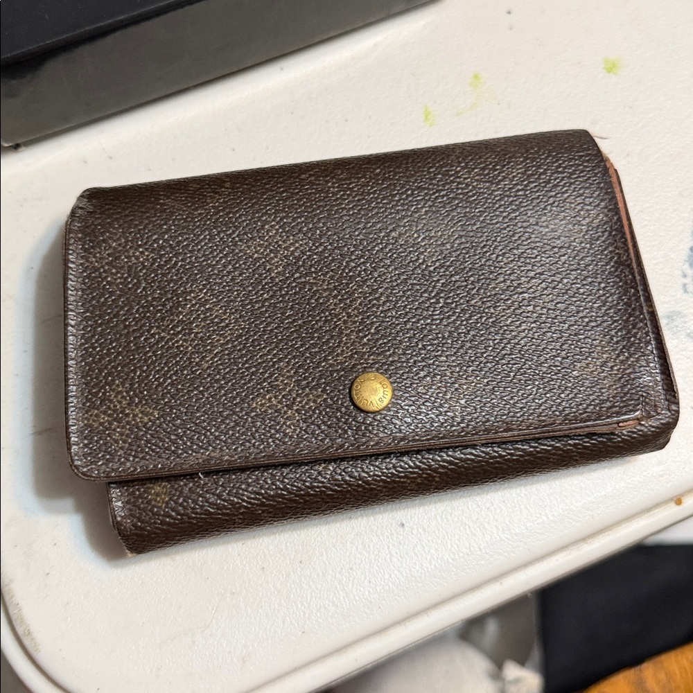 LV Wallet Givy